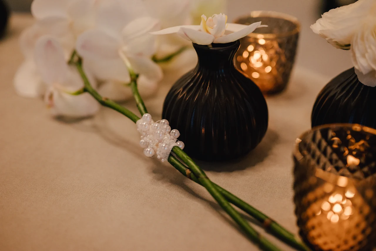 Blumen und Kerzen auf einem festlich gedeckten Tisch