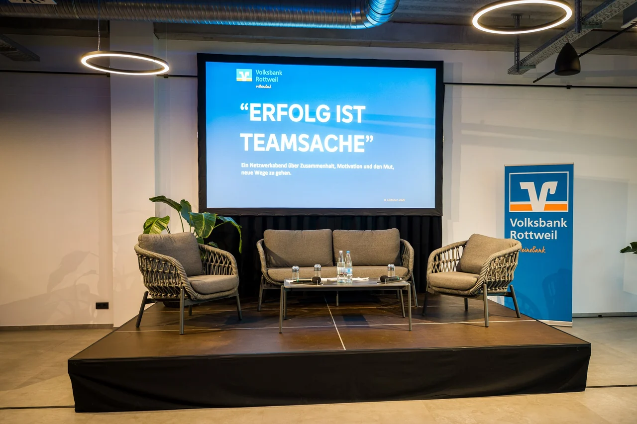 Menschenfreies Podium mit Leinwand und Veranstaltungstechnik im Rooftop